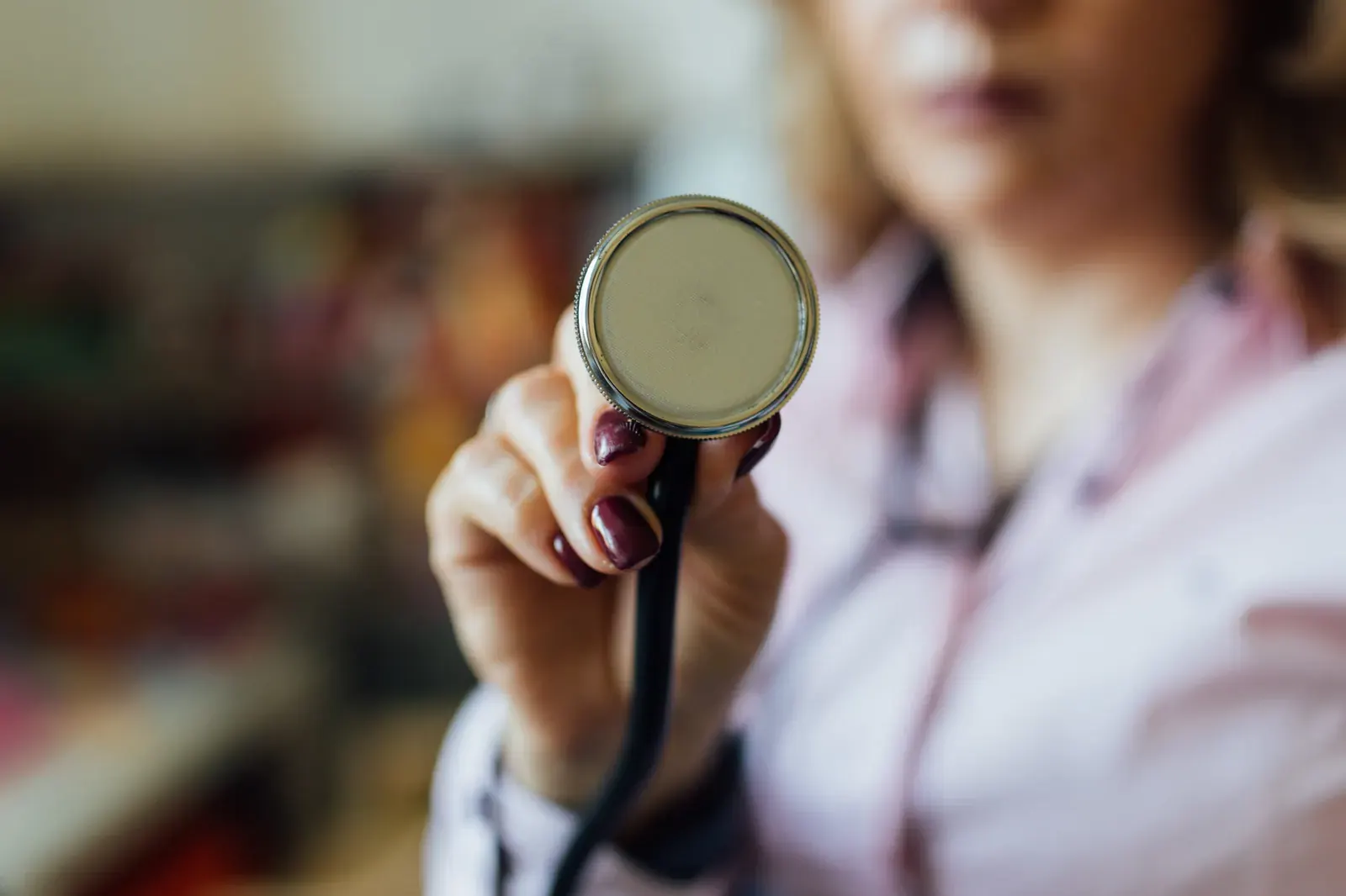 Un stéthoscope tenu à la main, en gros plan.